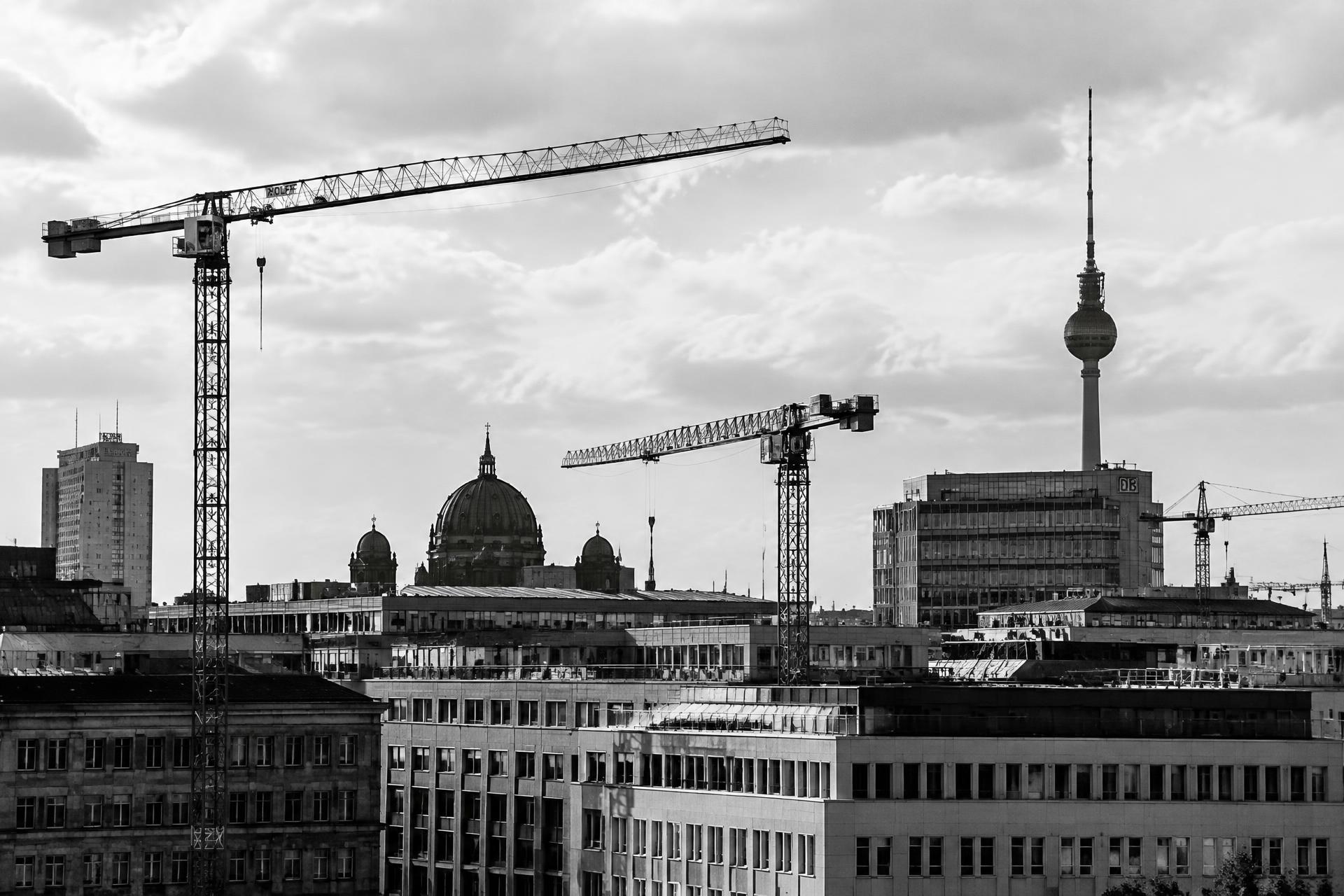Berliner Stadtsilhouette mit Baukränen über Bestandsgebäuden